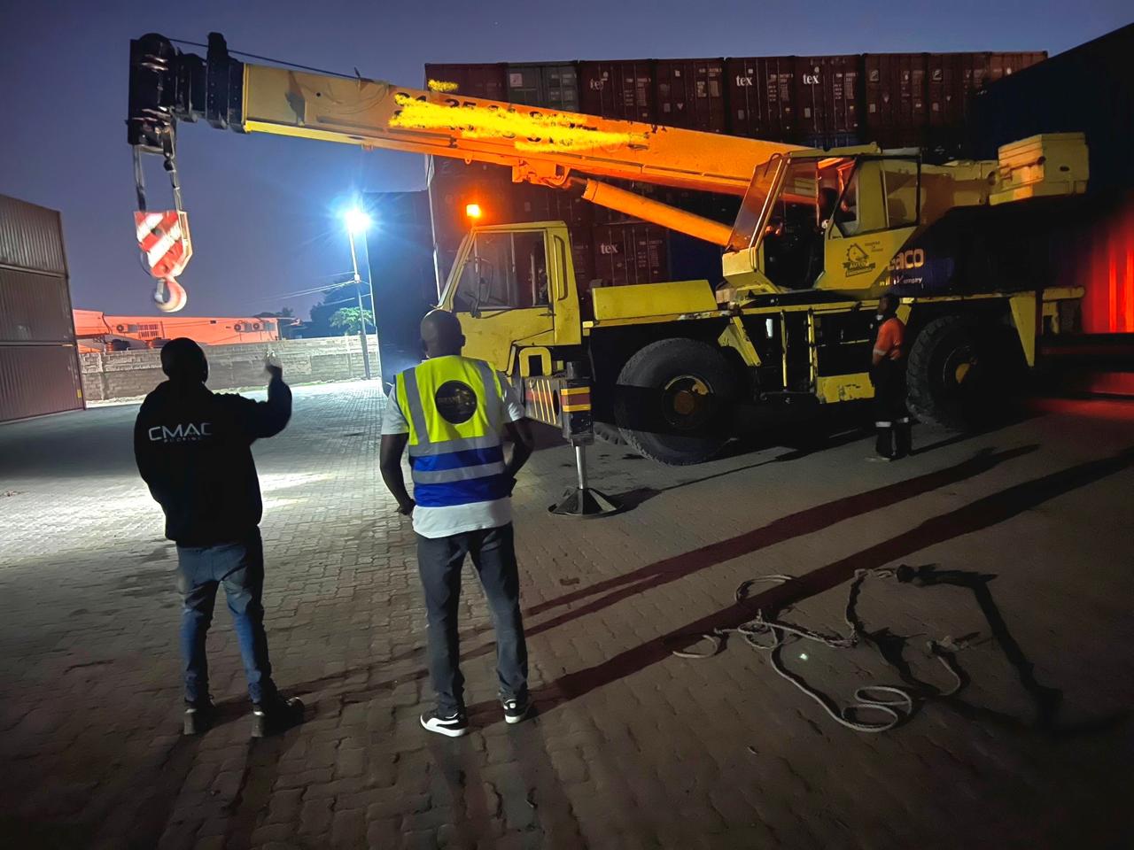Operação nocturna de elevação de cargas