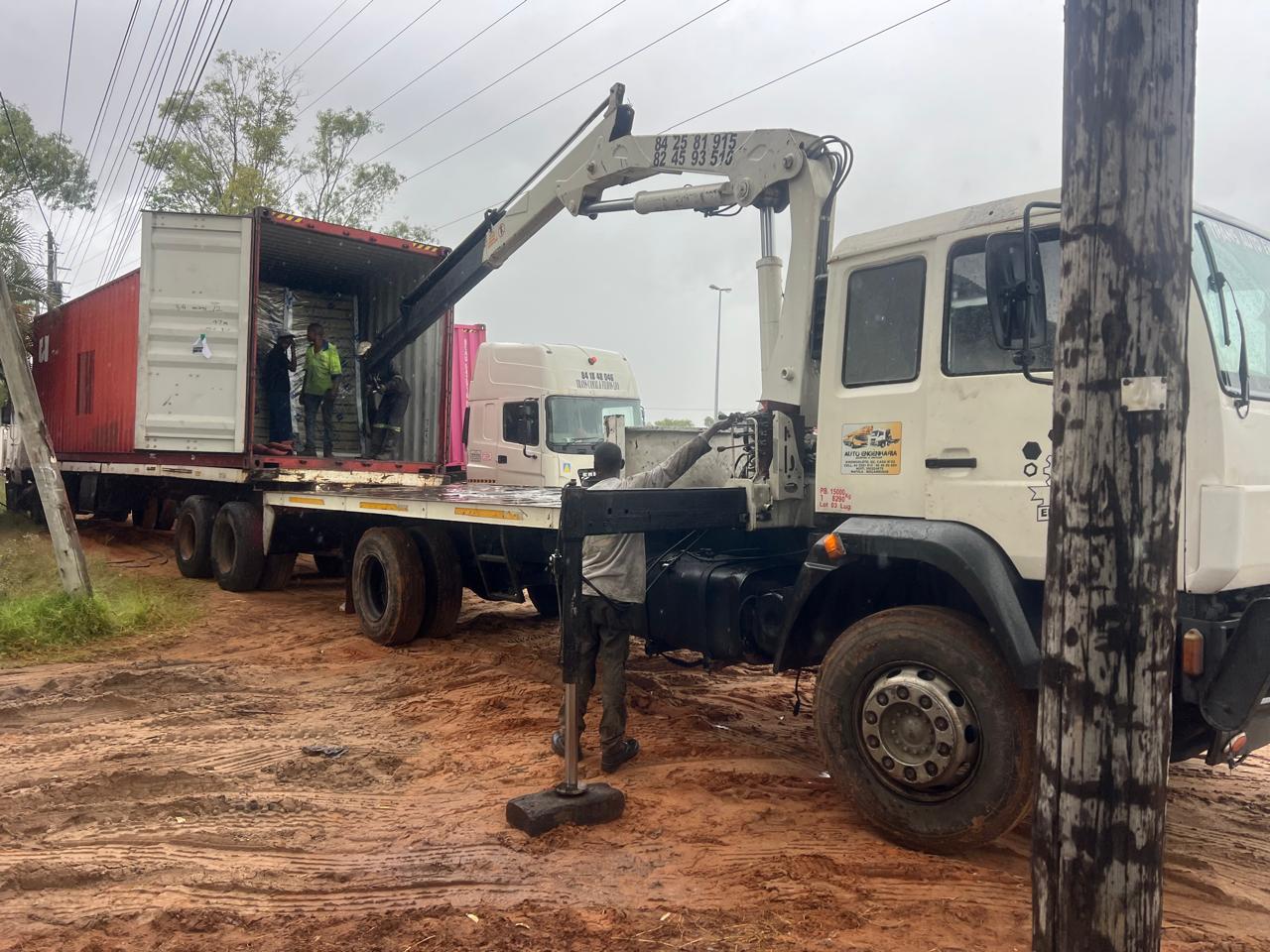 Descompactamento de contentores com grua articulada