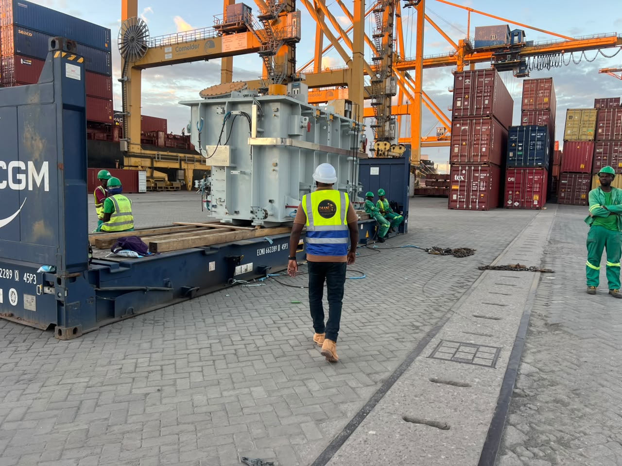 Descarga de transformadores no Porto da Beira