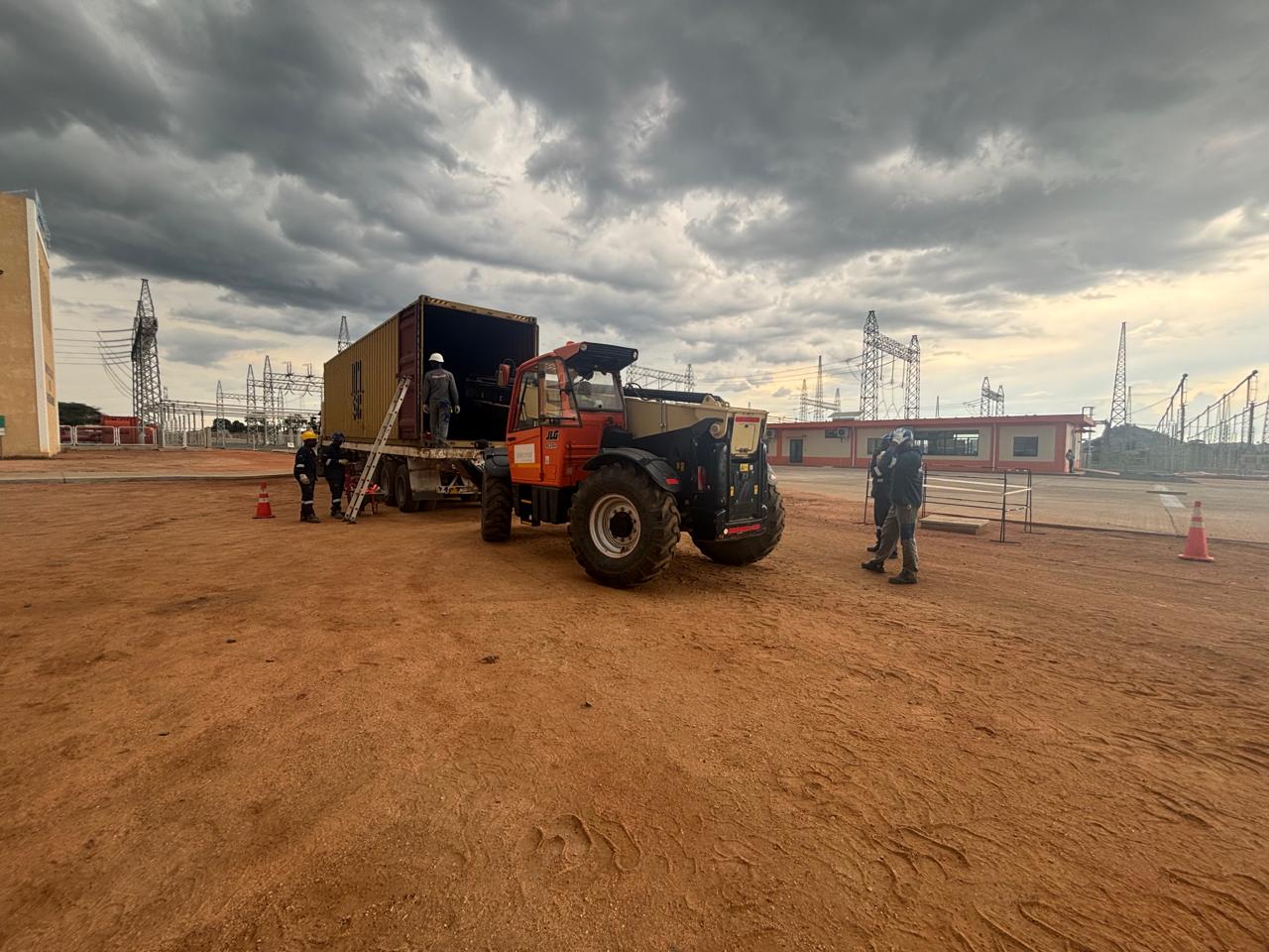 Descompactamento com manipulador telescópico na Subestação de Matambo