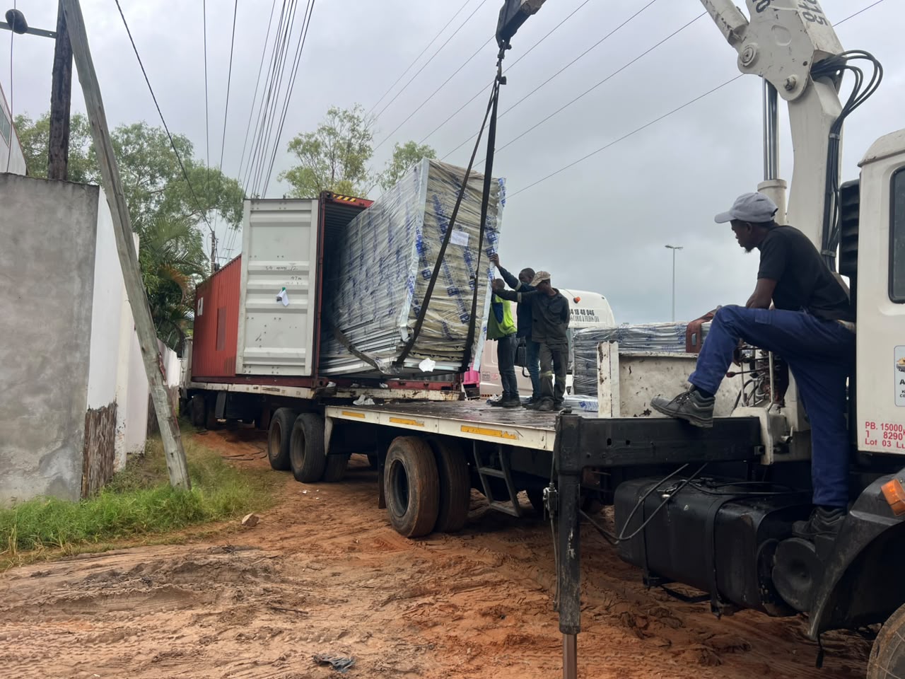 Descarga de paletes em armazém